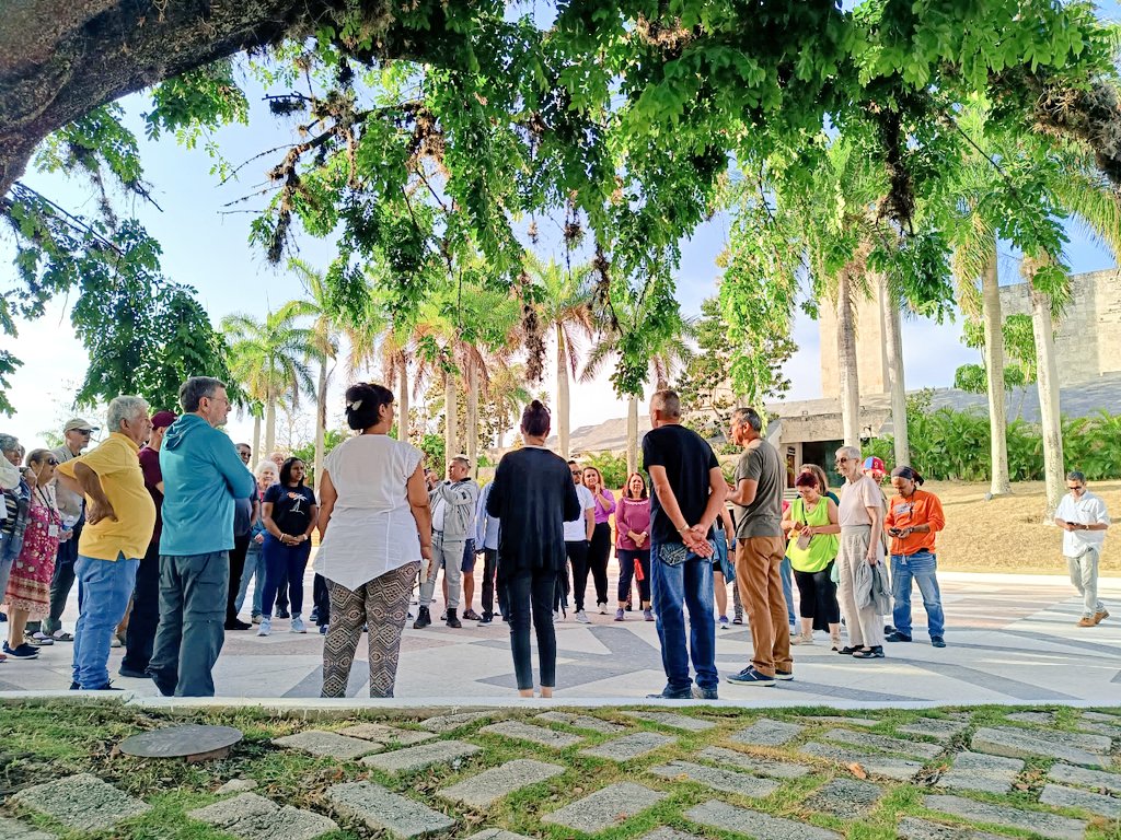 Delegados internacionales que asisten a los eventos de paz en Guantánamo y Santiago de Cuba visitan el emblemático Complejo Escultórico 'Ernesto Che Guevara'. Un lugar lleno de historia y simbolismo que sin duda enriquecerá su experiencia en estos eventos. #SeminarioPazGuantanamo