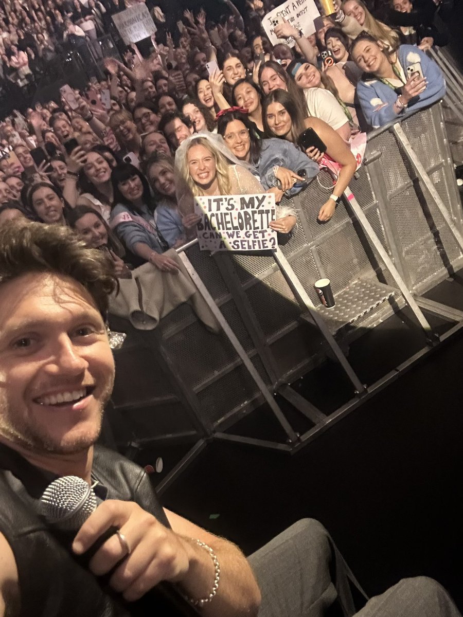 Niall prenant un selfie sur scène au #TSLOTMelbourneN1 ! (via mirrorballjonas)