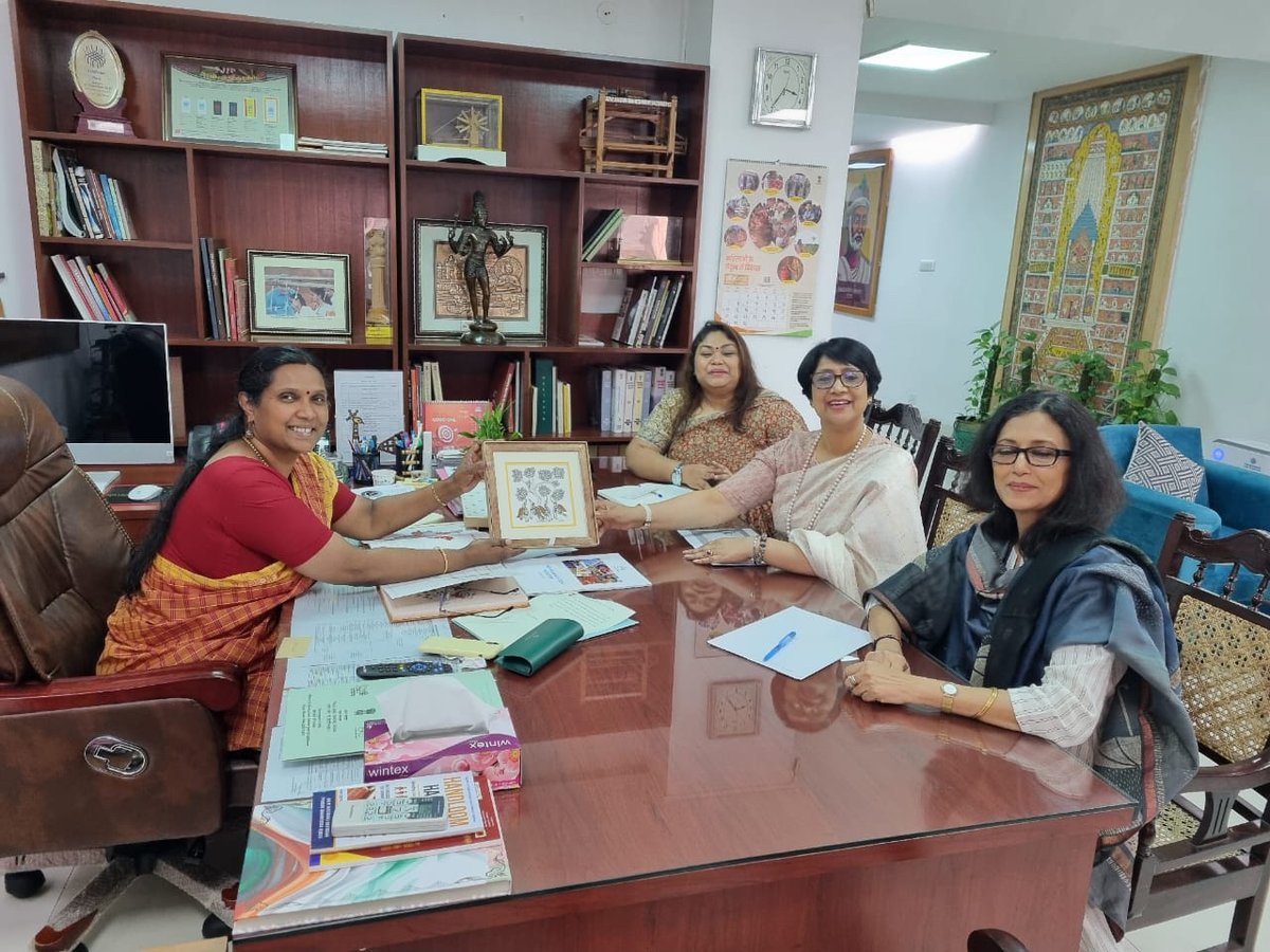 FLO President Joyshree Das Verma, ED @Rashmisarita and team, met Dr. M Beena, Commissioner Textiles, to explore synergies to empower artisans. FLO proposed a partnership for Ministry support at Anshukam, the upcoming flagship event in September 2024. #NationalTextileDay
