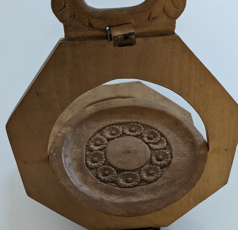Check out one of @BethlemMuseum's favourite objects in their handling collection! This beautiful wooden case opens up to display a cake stand, thought to be made by a patient in Victorian Bethlem as part of their occupational activities. #MuseumObjects #BethlemMuseum