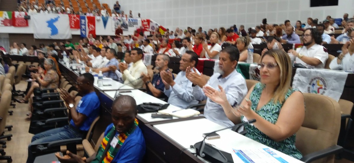 Presidente @DiazCanelB clausura el Encuentro Internacional de Solidaridad con #Cuba 🇨🇺 y 🆚 el Imperialismo. Los delegados asistentes ratifican respaldo a la #Revolución y la condena al bloqueo del gobierno de #EEUU a nuestro país. #PorCubaJuntosCreamos #1Mayo @CubaCentral