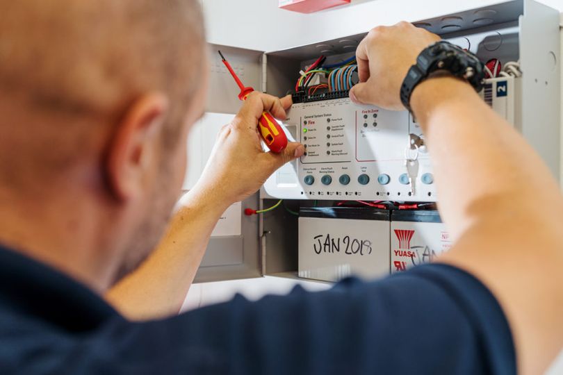 Did you know that commercial fire alarms should be serviced at a minimum of every 6 months? Our qualified engineers at Fireline service to the British Standard BS5839-1:2013.📲0800 096 6761 #firesafety #fire #fireextinguishers #healthandsafety #firesafetyuk #FireSafetyTips