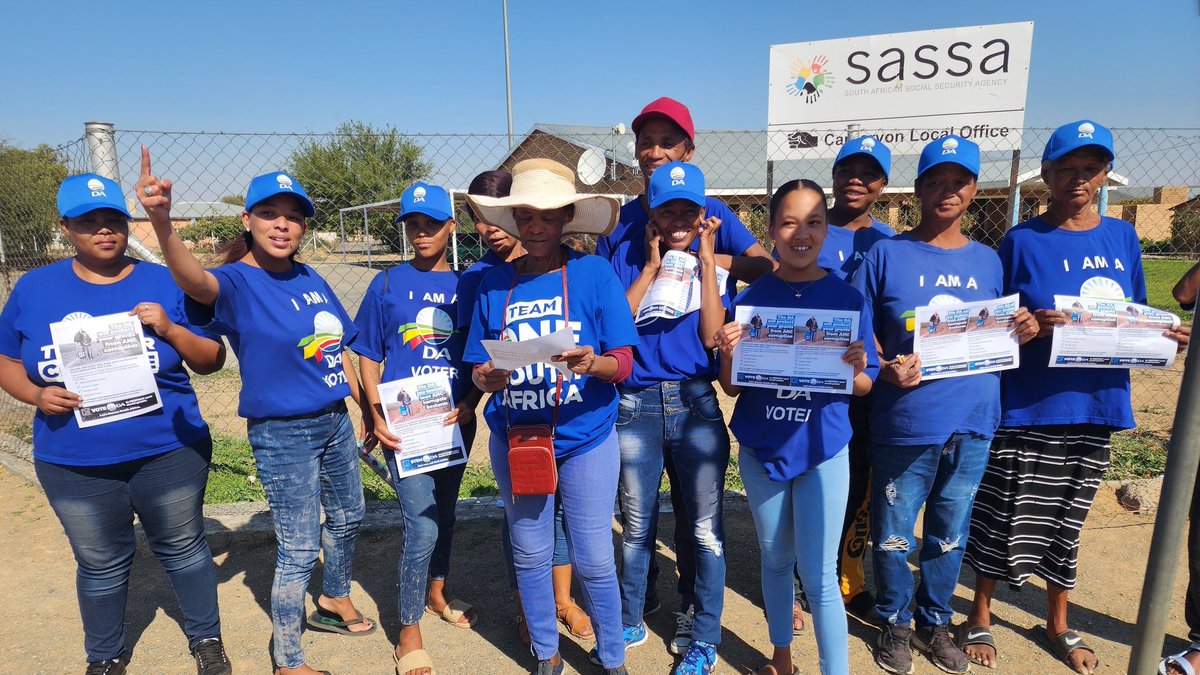🧢The DA is committed to continuing & protecting social grants from corruption & mismanagement.

Today the DA visited SASSA pay points, spoke to grant beneficiaries  & held presence events in #BarklyWest #Olifantshoek #Richmond #VictoriaWest #HondeklipBay & #Carnarvon.

#RescueSA