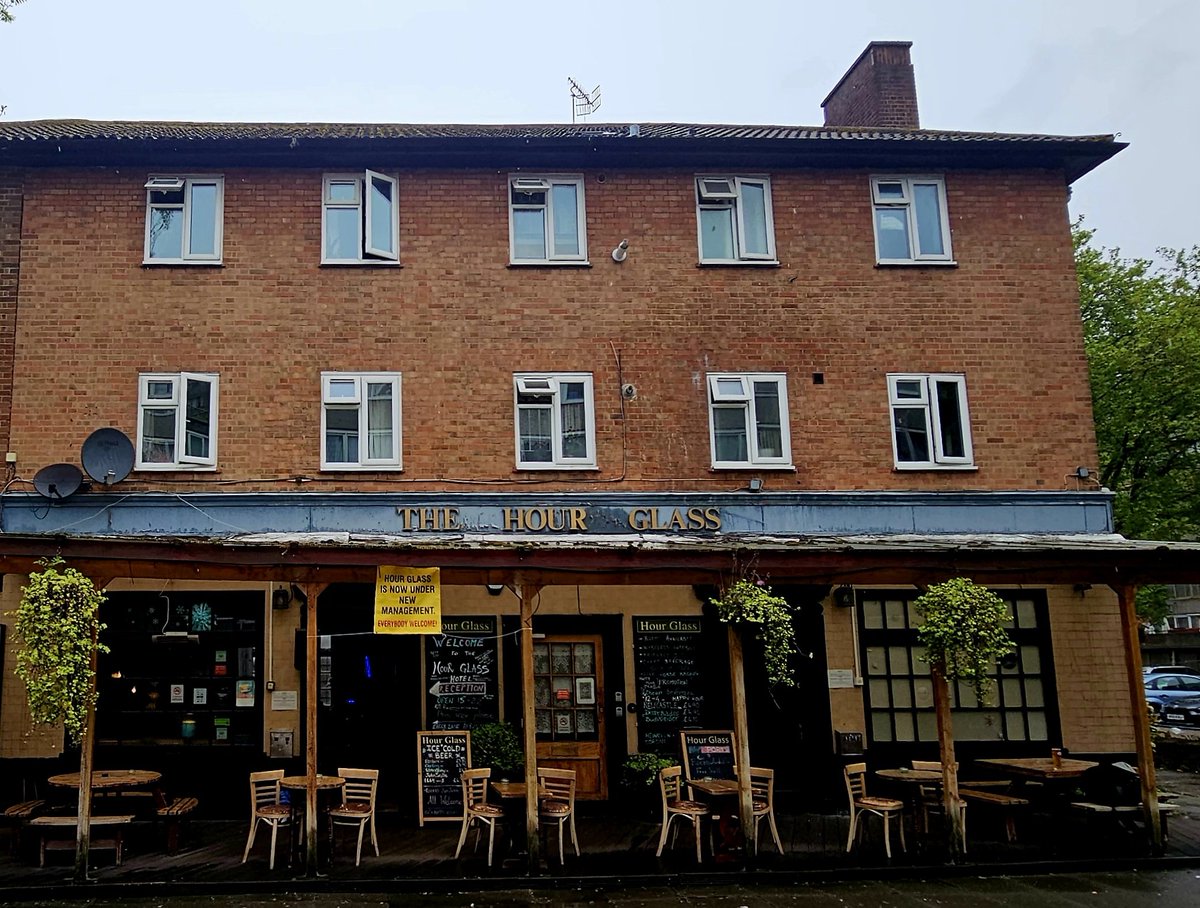 Must be 20 years since I was last in The Hour Glass Walworth SE17 on The Aylesbury Estate one of 2 Council Estate Boozers in the postcode.Built in the 60's and more a B & B these days but the bar areas unchanged so I'm enjoying a £4.30 Kronenbourg in the right glass,Cheers🍻🍻