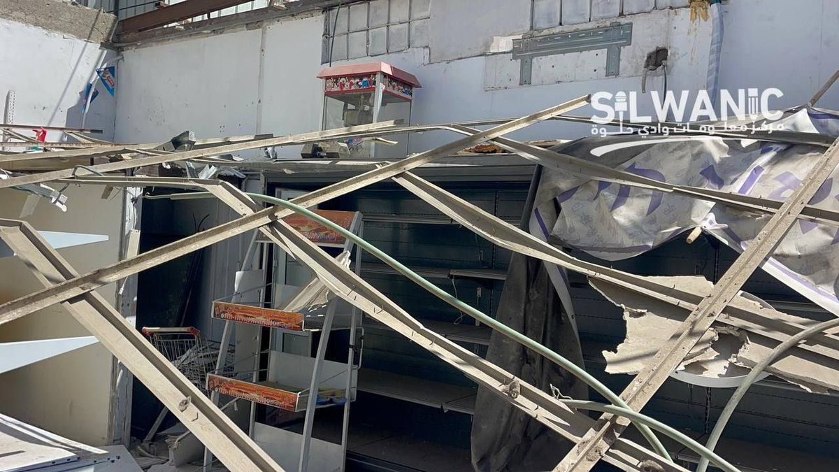 🚨 Urgent | The occupation authorities force Al-Maqdisi Yassin Qaraeen to demolish his three shops in the town of Silwan, south of Al-Aqsa Mosque!!