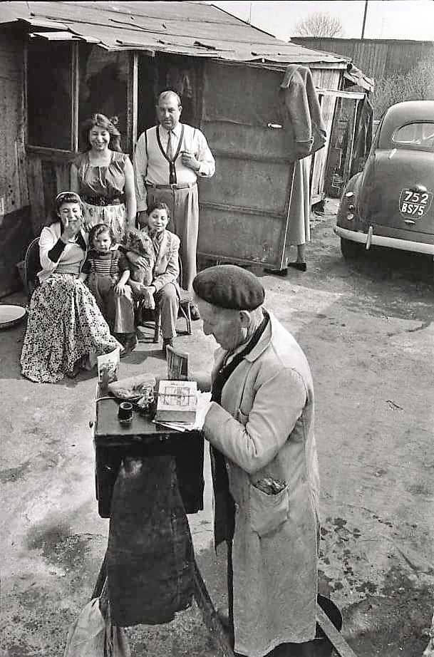 Henri Cartier-Bresson. 
Une famille de gitans de Montreuil se faisant photographier par un photographe ambulant 
1952. Paris banlieue