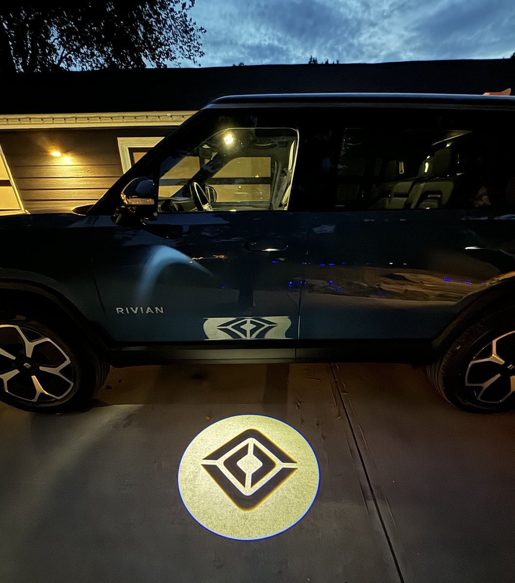 I asked for help naming my new @Rivian, and we have a winner… 🥁 *drumroll* 🥁 Introducing EVie! 💙 It was love at first charge. 🔌 #Rivian #EV