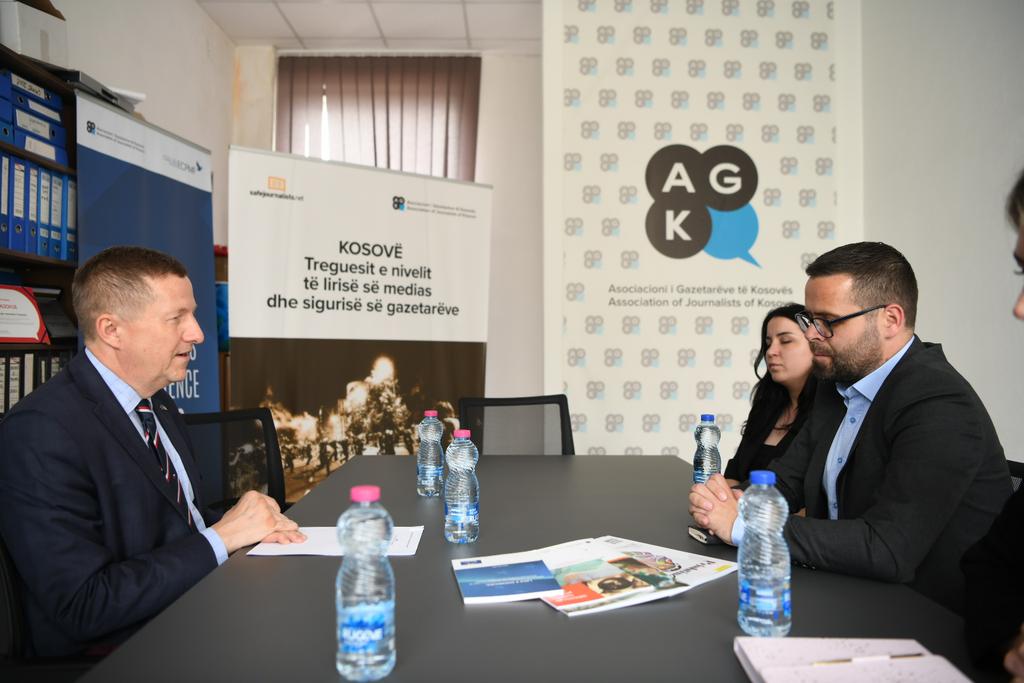 On #InternationalPressFreedomDay, I visited the Association of Journalists of #Kosovo & discussed with @xhemajl_rexha and @getamulliqi. Stressed the crucial role of free & independent media in enabling the public to make informed decisions & in holding those in power accountable.