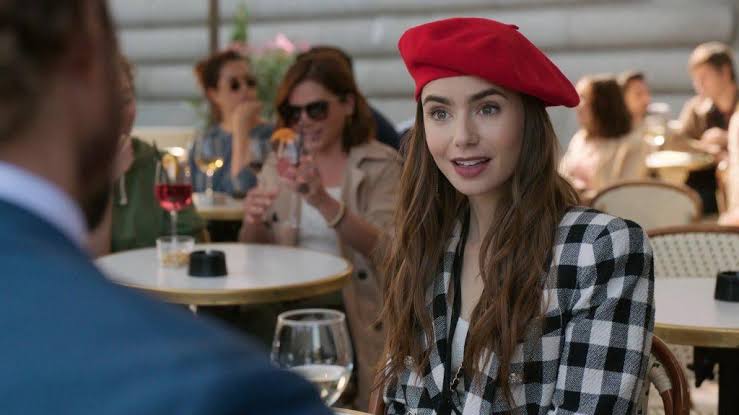 HabisNontonFilm's tweet photo. EMILY IN PARIS Season 4 akan dipecah rilis, dua kali lima episode.

Part 1 akan tayang 15 Agustus. Terus lanjut Part 2 di 12 September.

Ada kabar Lily Collins juga syuting di Roma buat series ini.

Gimana cerita yg kamu harapin nanti? https://t.co/qtcw6gXsbj