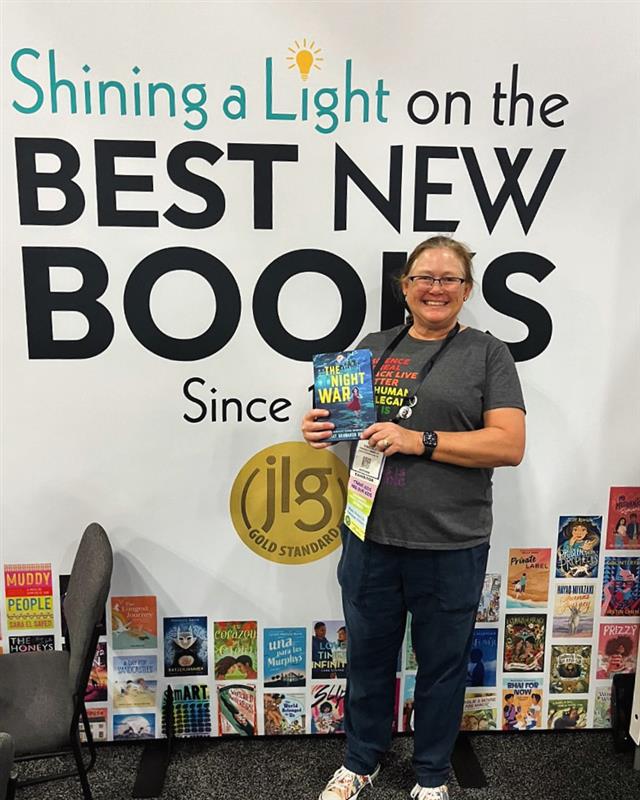 Thanks @kimbbbradley for stopping by our booth at #txla24 🤩 “The Night War” is an upcoming June selection featured in JLG’s Upper Elementary & Junior High Plus category—so there’s still time to add it to your book box! 📦#historicalfiction #jewishheritagemonth #thebestbooks