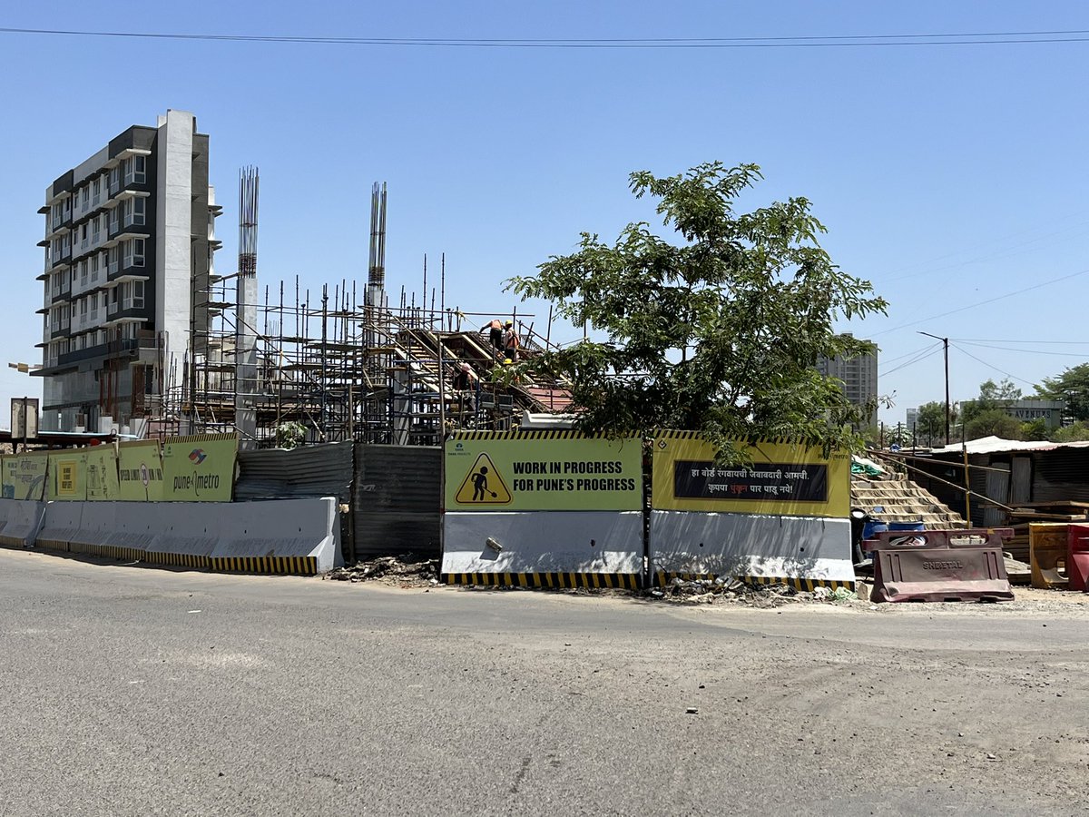 🚨 #PuneMetro - 264 Line 3 ( Civil Court - Hinjawadi ) 📍Balewadi Stadium Metro Station (PMR 10) 🔸Work on the entry exit for this station has started..stairs taking shape 🔸This metro station will be connected to the other side of the highway with this entry point 🚨 #pune