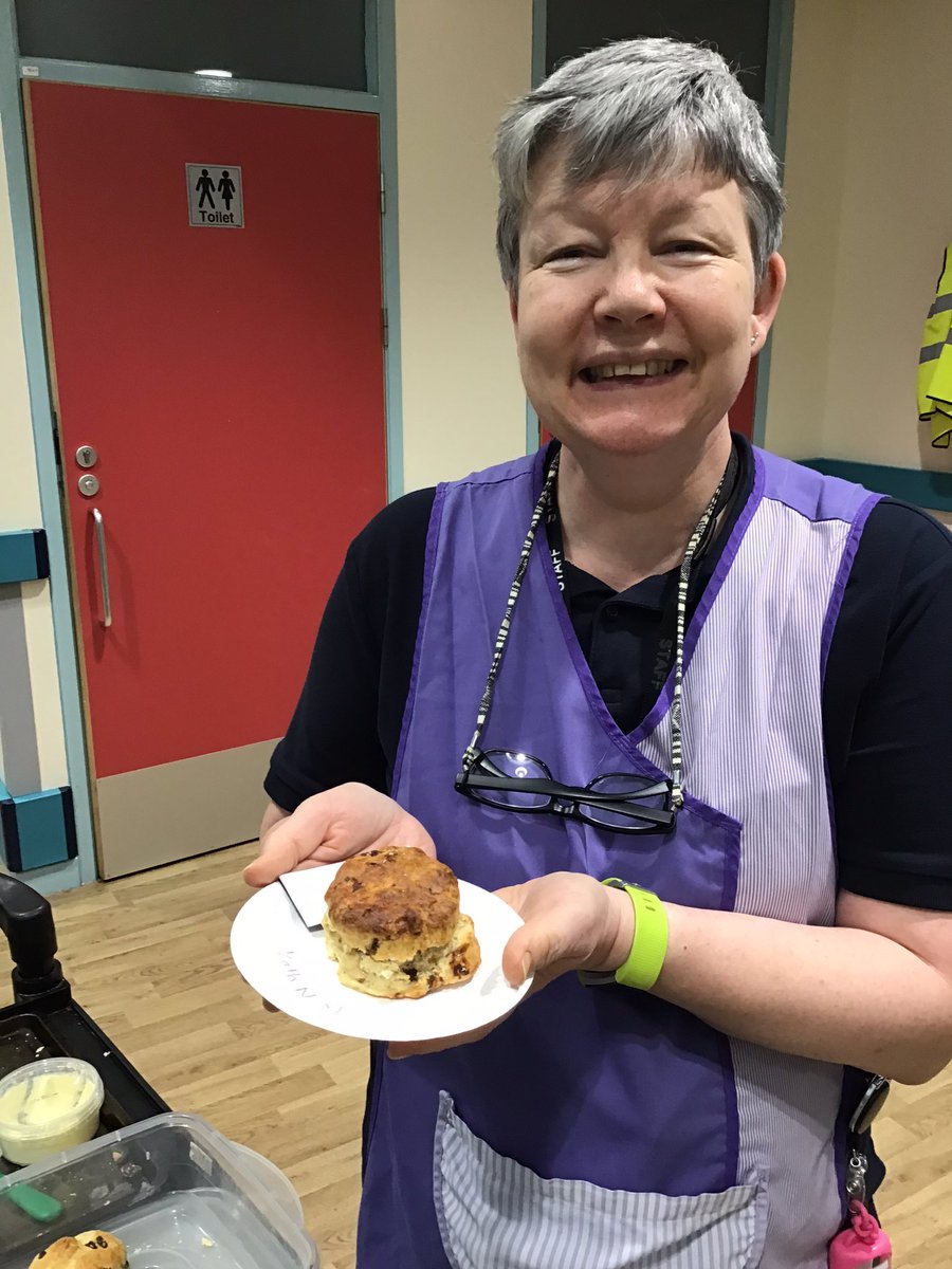 The Rolling scones were busy this afternoon selling their scones. There was a selection of date scones and raisin scones to choose from. A scone and a nice cup of tea on a Friday afternoon. What more can you ask for? 🥮☕️🫖