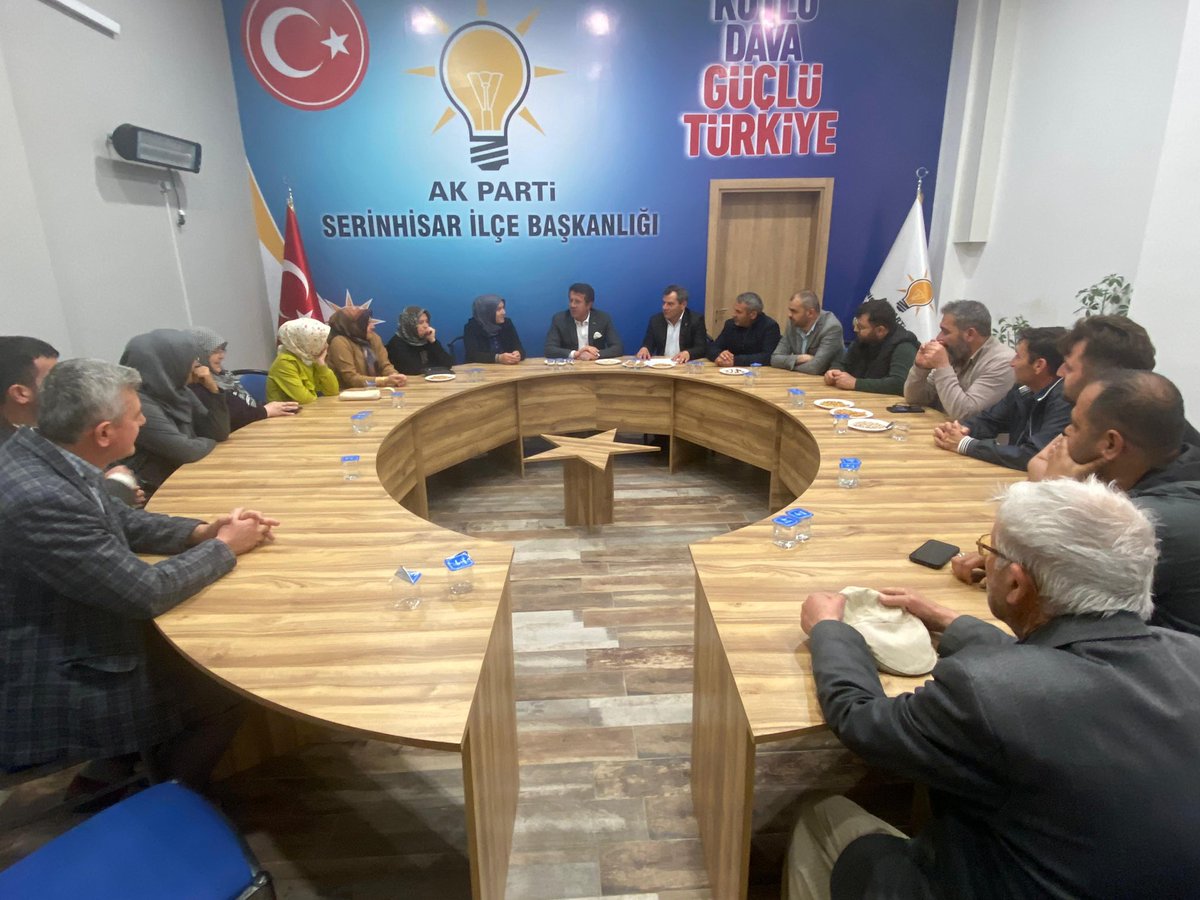 AK Parti Serinhisar İlçe Başkanlığımızda kıymetli teşkilatımız ile bir araya geldik. Nazik karşılamaları ve ilgileri dolayısıyla İlçe Başkanımıza, İlçe Kadın Kolları Başkanımıza, İlçe Gençlik Kolları Başkanımıza ve teşkilat mensuplarımıza teşekkür ediyorum.