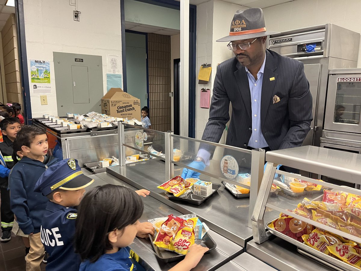 From the heart of our district to the cafeteria tables at @ReesStars, our superintendent rolls up his sleeves to serve breakfast on School Lunch Hero Day. Leading by example, fostering community, and serving up more than just meals. 🍎 #SchoolLunchHeroDay #WeAreAlief