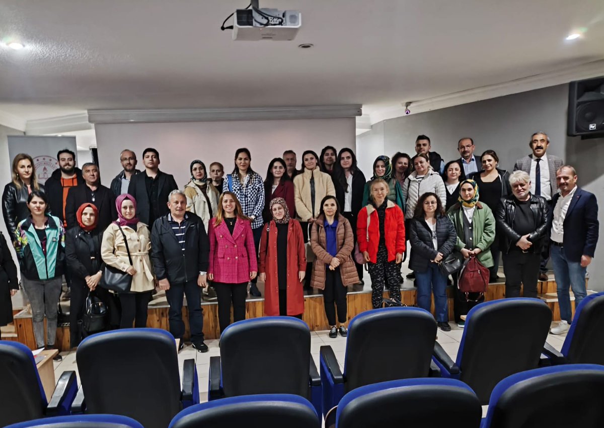 Kızılcahamam Belediyesi Toplantı Salonu’nda öğretmenlerimize yönelik;“Etik Eğitimi Semineri” Eğitim Görevlisi Sn. Esra YILDIZ tarafından verildi. @tcmeb @Yusuf__Tekin @TCKIZILCAHAMAM @nmehmetbeyoglu @MemAnkara @kocakysr @ccanturk_