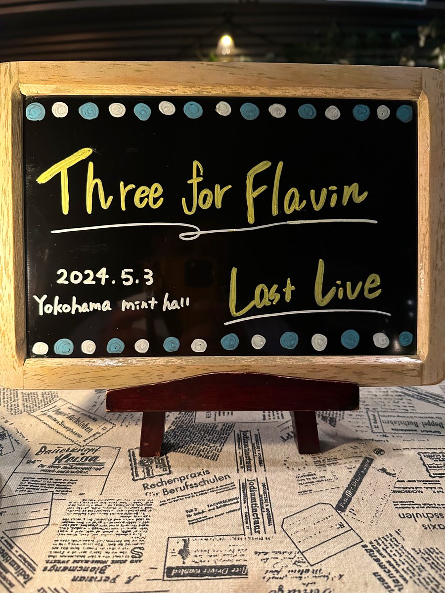 Ikepon1967's tweet photo. 今夜で休止になっても、これまで残してきた楽曲たちは不滅なんだと思う。それを強く心に刻む事ができたライブだったなぁ〜
最後の曲が、あの星で本当によかった
スエさんが歌ってくれたのがたまらなかった
またいつの日にか!!
#threeforflavin
#れーみ
#スエツグヤスタカ https://t.co/VUatuxuMC4