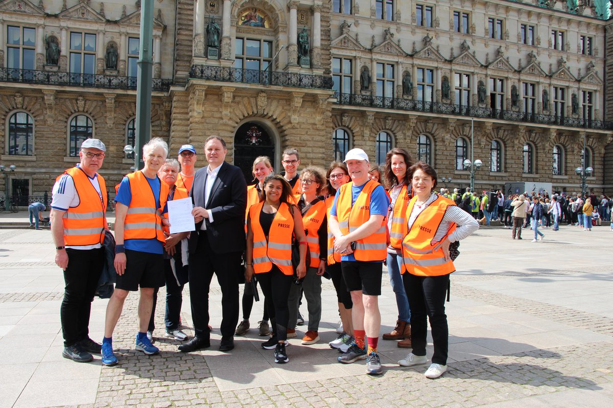 Anlässlich des heutigen Tags der Pressefreiheit übergab der #DJV_Nord vor dem Hamburger Rathaus eine Resolution an Medien-Senator Dr. Carsten Brosda. Alle Infos zur Aktion finden Sie auf unserer Website djv-nord.de/lauf030524 (RG) #journalismus #pressefreiheit #freepress #djv