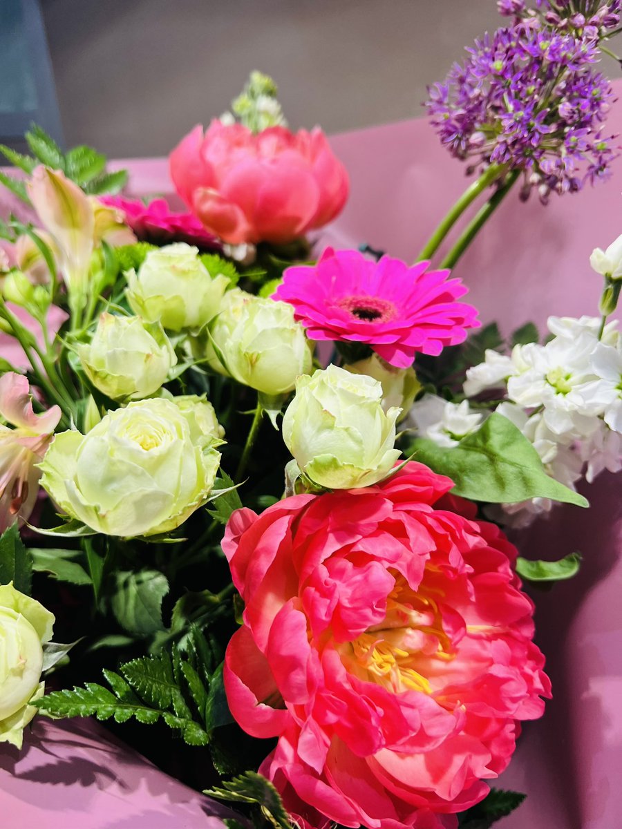 I usually only put complaining posts on here 😂 so let’s have a happy post instead 😍 thanks boyfriend <a href="/thesage30/">Chris Taylor</a> for the most gorgeous flower delivery 💐 I love you 😘😘😘