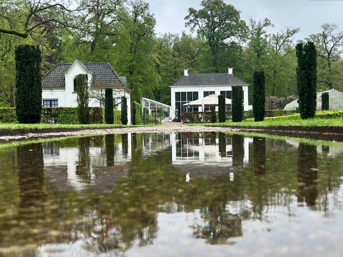Regengeluk: door de hevige regenval dubbel zien. Prachtige weerspiegelingen in de waterplassen op landgoed Staverden <a href="/glk/">GLK&</a> <a href="/BrasStaverden/">Brasserie Staverden</a> <a href="/BeleefStaverden/">Beleef Staverden</a>