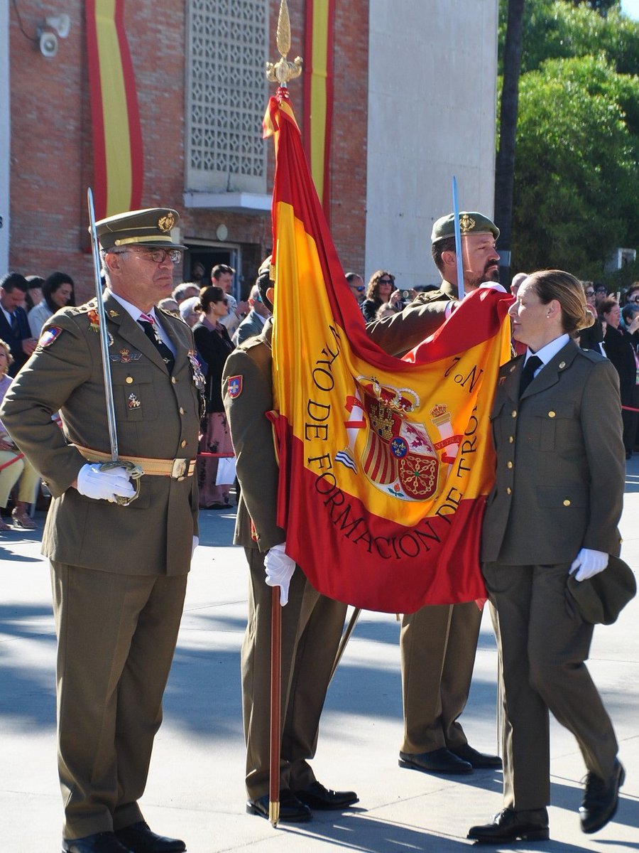 MADOC_ET's tweet image. Tras completar su Formación militar básica, un total de 120 reservistas voluntarios han jurado Bandera 🇪🇸 esta mañana en un solemne y emotivo acto en el Centro de formación de tropa #CEFOT 2 #Camposoto #SanFernando.
#SomosTuEjército
➡️ejercito.defensa.gob.es/unidades/Cadiz…
