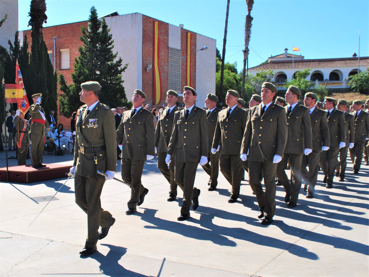 MADOC_ET's tweet image. Tras completar su Formación militar básica, un total de 120 reservistas voluntarios han jurado Bandera 🇪🇸 esta mañana en un solemne y emotivo acto en el Centro de formación de tropa #CEFOT 2 #Camposoto #SanFernando.
#SomosTuEjército
➡️ejercito.defensa.gob.es/unidades/Cadiz…