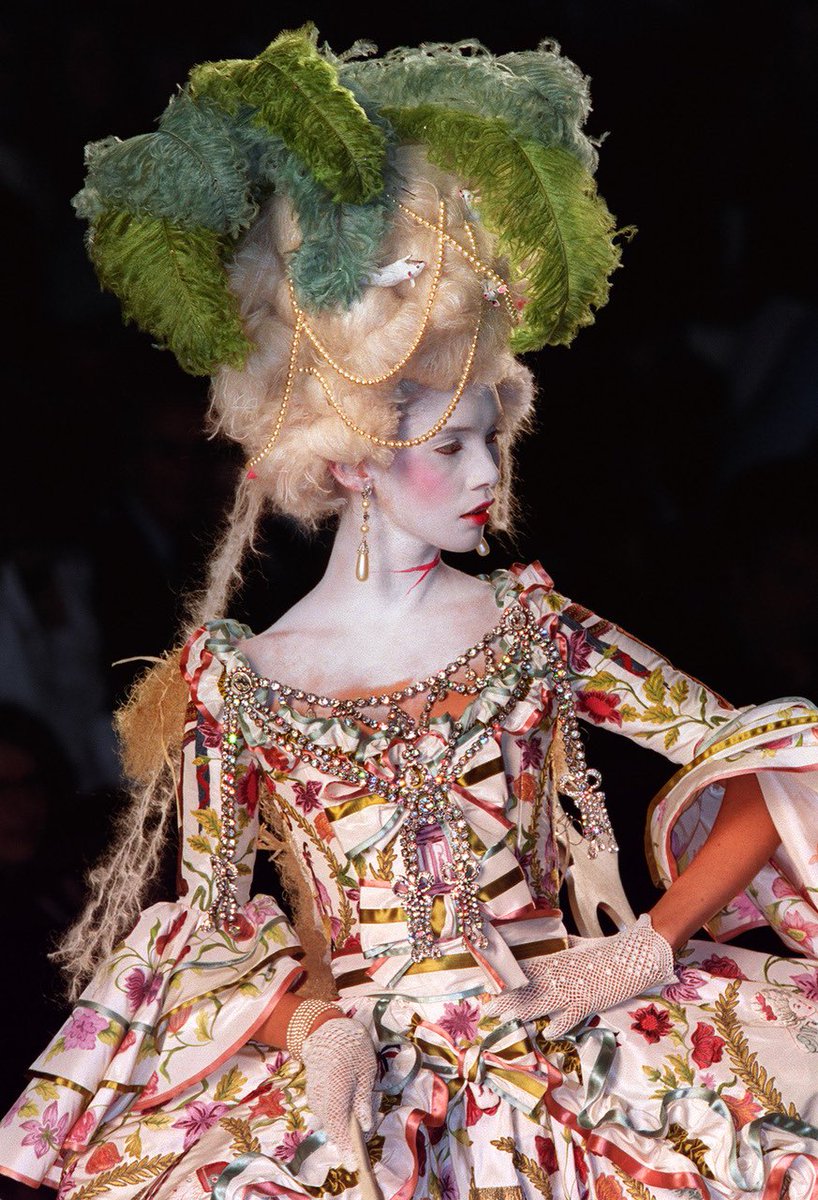 ✨Christian Dior✨ Couture by John Galliano Fall/Winter 2000. 🪡