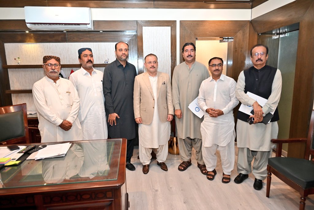 A delegation of Malir journalists, led by President of Press Club Malir Hanif Soomro, met with Senior Minister of Sindh  @sharjeelinam. Speaking on the occasion, Sindh Senior Minister Sharjeel Inam Memon expressed his pride in the efforts made for journalists on #PressFreedomDay.