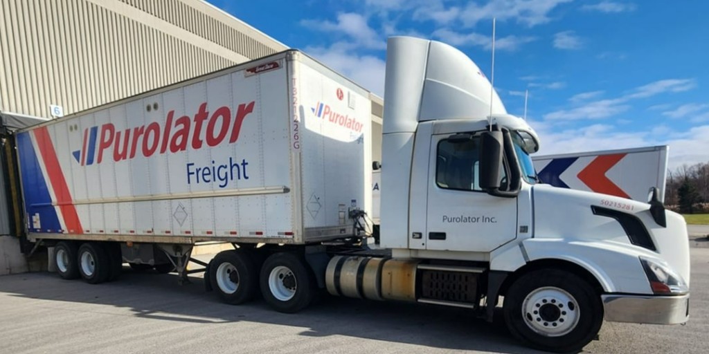 Merci à notre conducteur Kyle de Niagara-on-the-Lake, en Ontario, d’avoir pris cette belle photo de l’un de nos camions de Purolator Freight stationné à reculons à un quai de chargement. #Fret #ExéditionEtLogistique