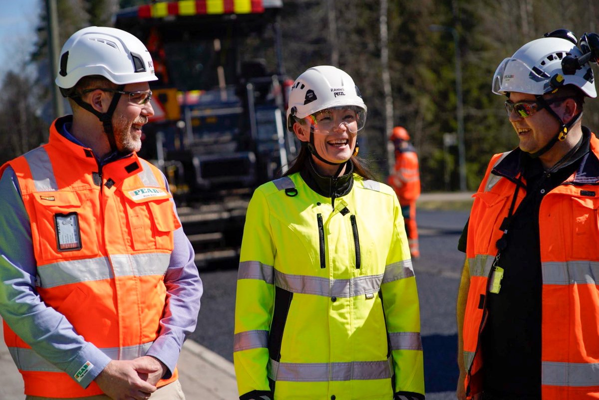 Ministeri @LuluRanne vieraili tänään päällystetyömaalla seuraamassa töiden etenemistä. - Työmailla rakennetaan sujuvampaa arkea. Tiestöä korjataan kaikkialla jokaisen suomalaisen turvallisuus ja tarpeet edellä, yritysten kilpailukykyä vahvistaen, ministeri Ranne sanoo.