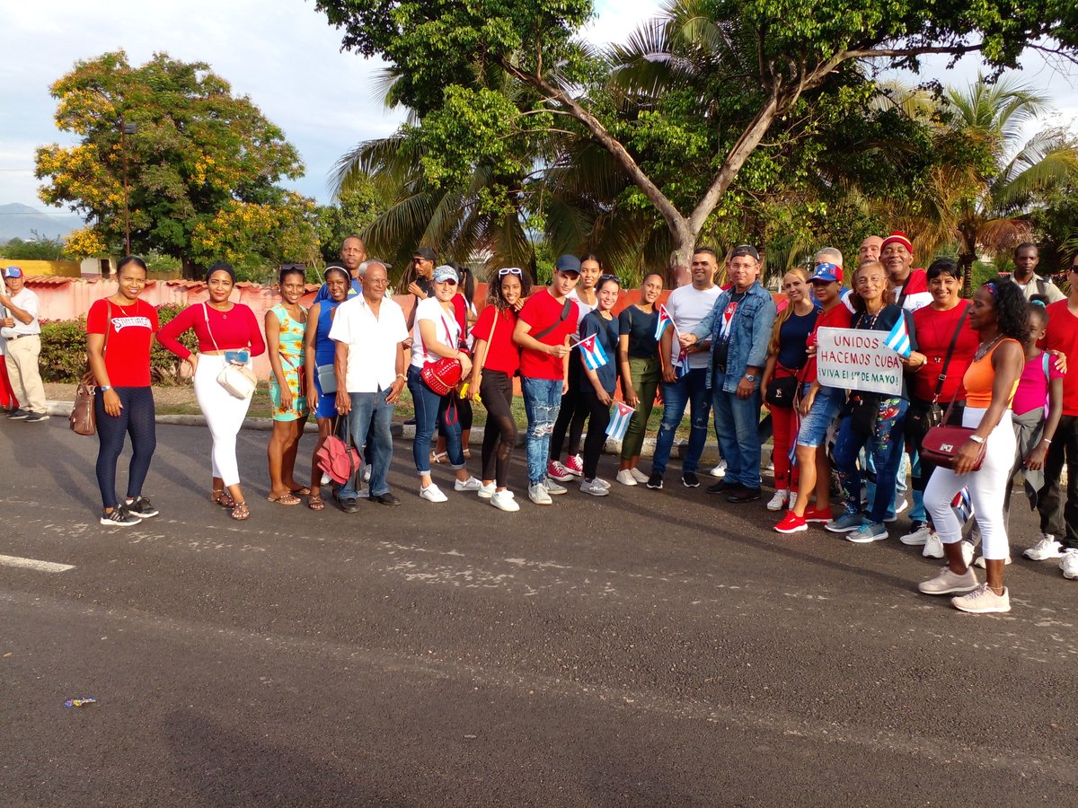 Desfila la #AduanaSantiago junto a todo su colectivo en la Plaza de la Revolución Antonio Maceo … #PorCubaJuntosCreamos