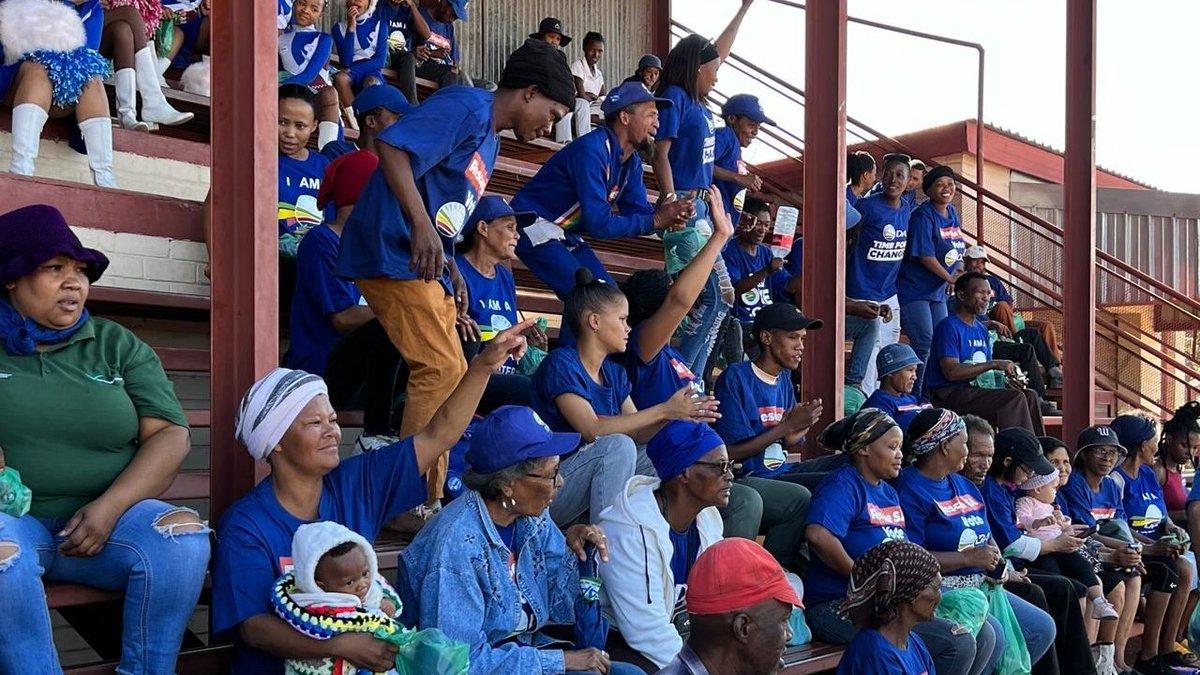 🗳️Where the DA governs, we govern well. Ours is a government of good governance that turns taxes into services & that uses public funds to public benefit.

Dr Isak Fritz, Premier Candidate, & Harold McGluwa, Provincial Leader, addressed #Postmasburg residents.

#VoteDA #RescueSA