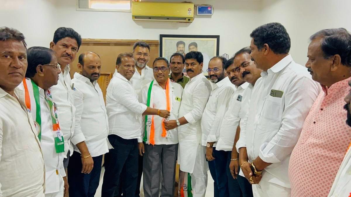 ఆర్మూర్ పట్టణ పద్మశాలి ముఖ్య నాయకులు కాంగ్రెస్ పార్టీలో చేరిక ఆర్మూర్ పట్టణ పద్మశాలీల ముఖ్య నాయకులు మాజీ కౌన్సిలర్ గుద్దేటి రమేష్ గారు, ఆర్మూర్ పట్టణ పద్మశాలీల సంఘం(8 తర్పల) అధ్యక్షులు అంబల్ల శ్రీనివాస్ గారు, మాజీ వార్డు సభ్యులు (8 తర్పల) అద్యక్షులు గుద్దేటి డిష్ రాము గారు