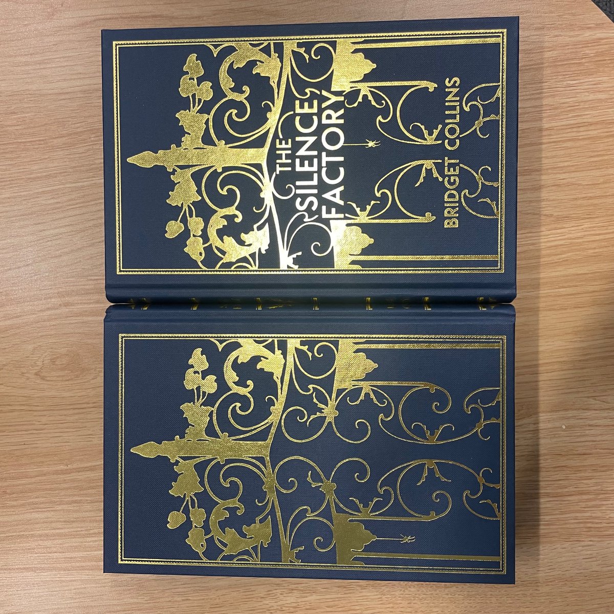 We got our hands on the beautiful @GoldsboroBooks edition. Just look at those edges!! It's a thing to behold, your bookshelves are calling for it! Available here: goldsborobooks.com/products/the-s…