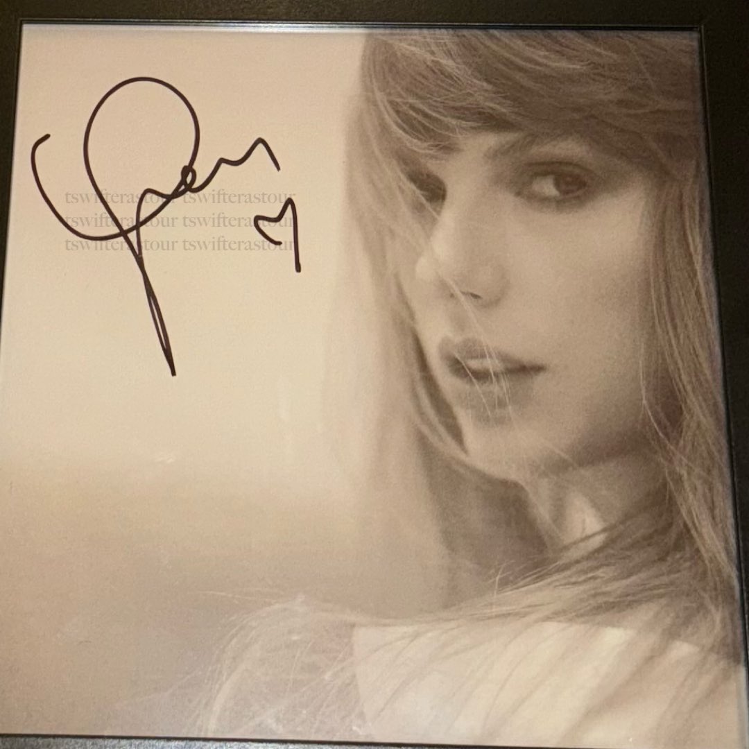 SHE'S HERE AND SHE'S BEAUTIFUL 🥹🤍✨ I'm in love with the signature and the heart!!! It even looks like she originally wanted to do the heart attached to the signature but changed her mind and did it below 😭🤍 The kindness of swifties will never fail to amaze me and I am…