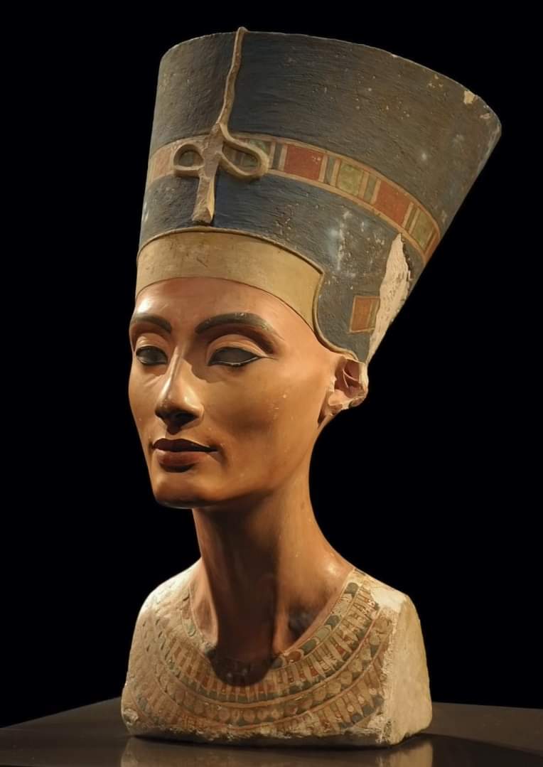 A head statue of Queen Nefertiti (14th century BC), wife of Akhenaten. It was discovered In 1912 by German archaeologist Ludwig Borchard.