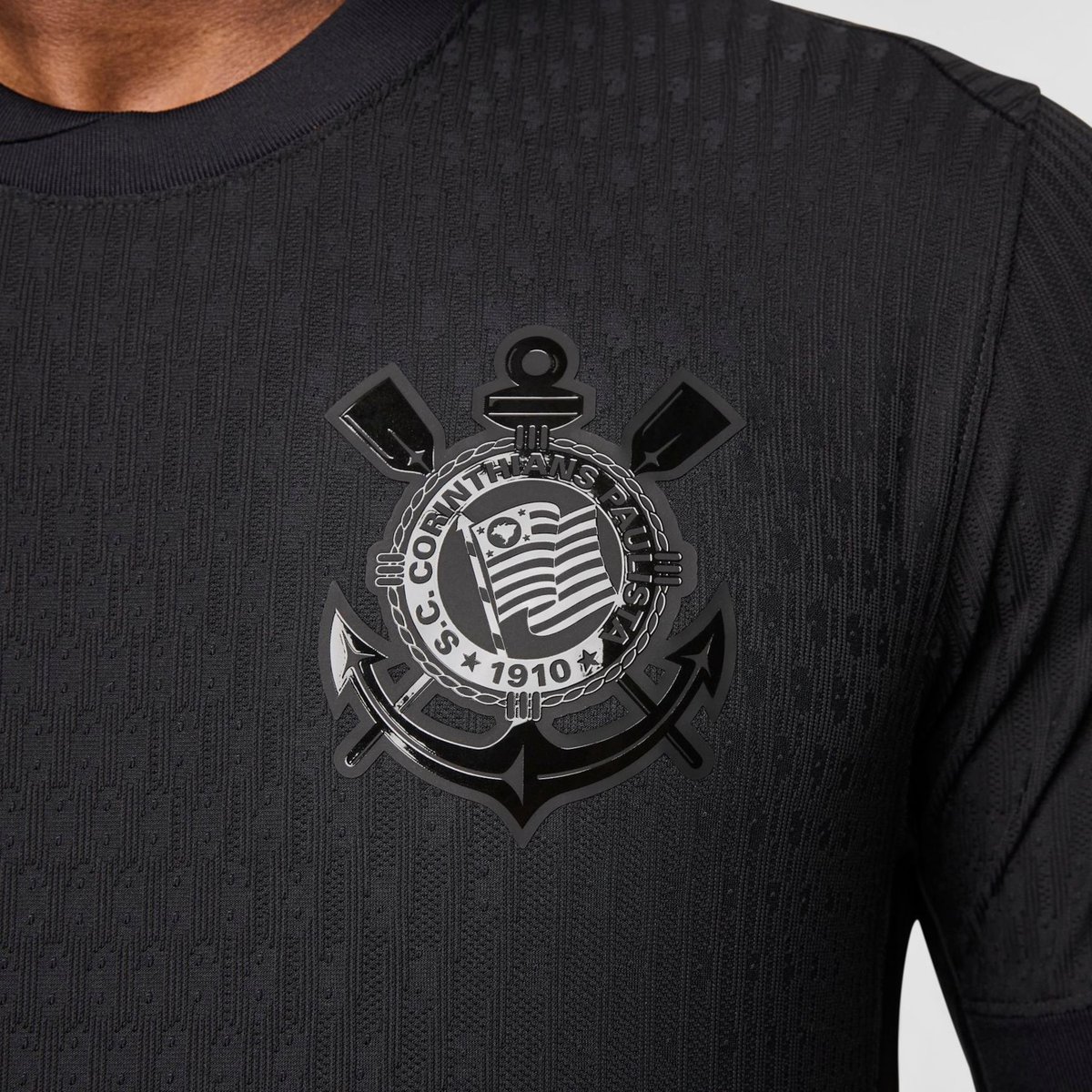 This “blackout” shirt from Nike is Sport Club Corinthians Paulista’s new away (“II”) shirt.

Read more: footballshirtculture.com/new-kits/corin…

#Corinthians #VesteALuta #VaiCorinthians #nikefootball #footballshirts #soccerjersey #newkits