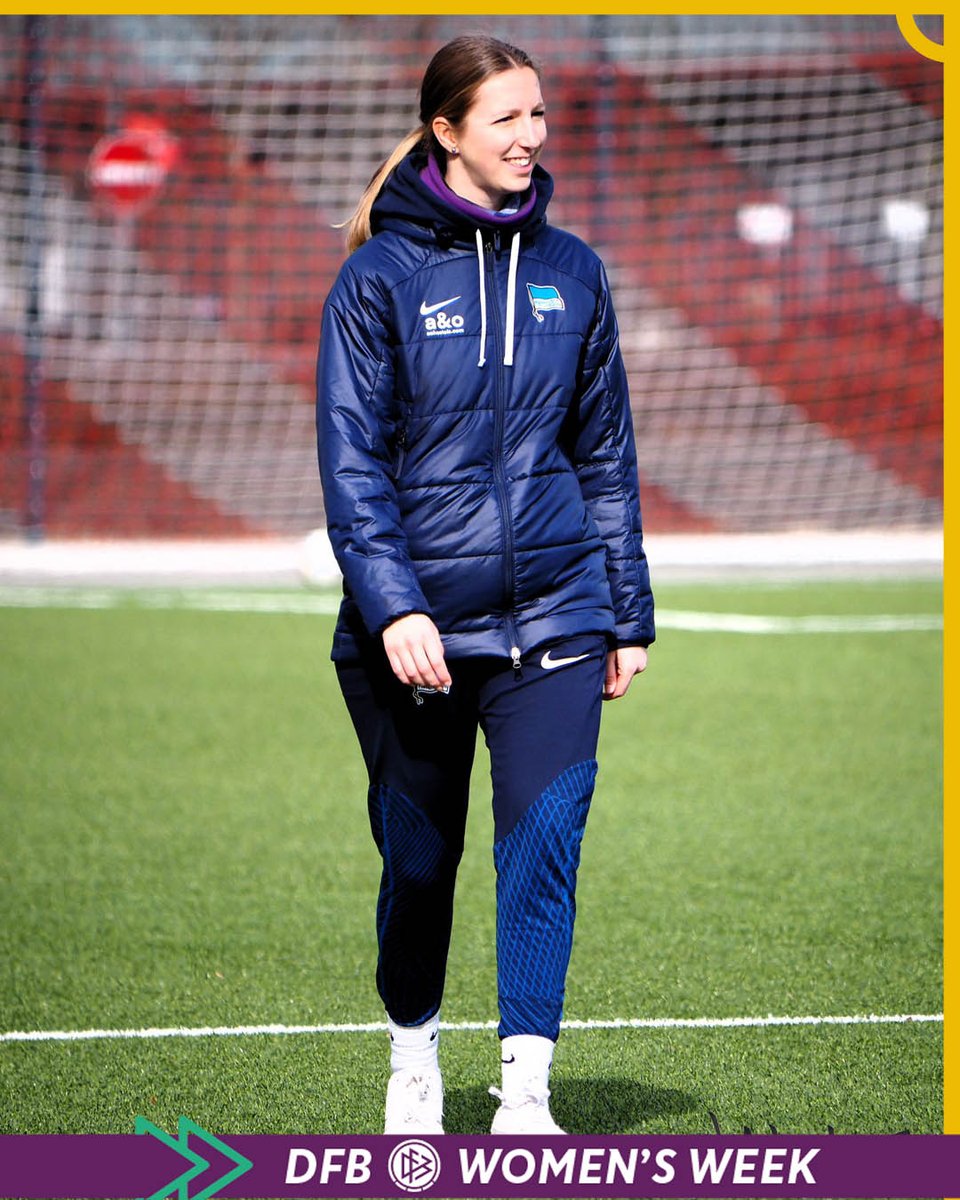 Im Rahmen der #DFBWomensWeek möchten wir euch verschiedene Frauen in unserem Verein näher vorstellen.
Emily #Urbscheit steht in der laufenden Saison als Cheftrainerin unserer #BSCU17-Juniorinnen in der Bundesliga Nord/Nordost an der Seitenlinie.

#BSCFrauen #HaHoHe