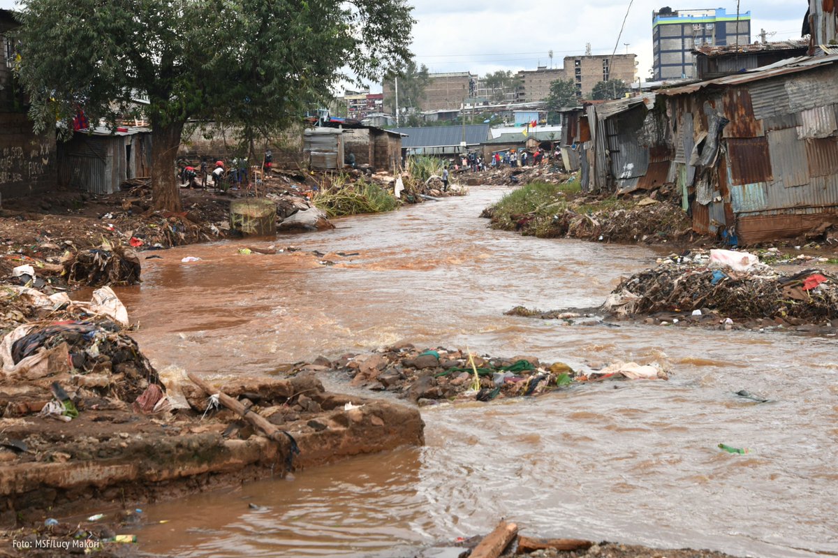 Seit Ende März hat es in #Kenia, das bereits stark von der #Klimakrise betroffen ist, heftige Regenfälle und Überschwemmungen im ganzen Land gegeben. 30 Bezirke sind betroffen, fast 200 Menschen gestorben, Tausende vertrieben. [1/5]