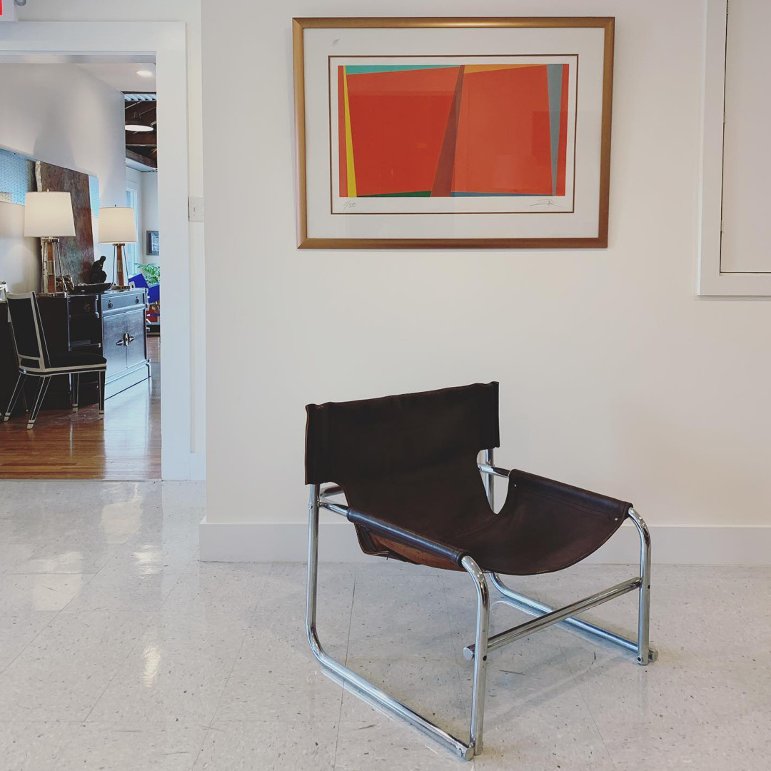 The T1 Sling Chair, a staple since '67, perfectly paired with bold art and sleek interiors. 
Own a piece of design history. 

#OMK1965 #TimelessDesign #RodneyKinsman

📸 Freddie Chappell