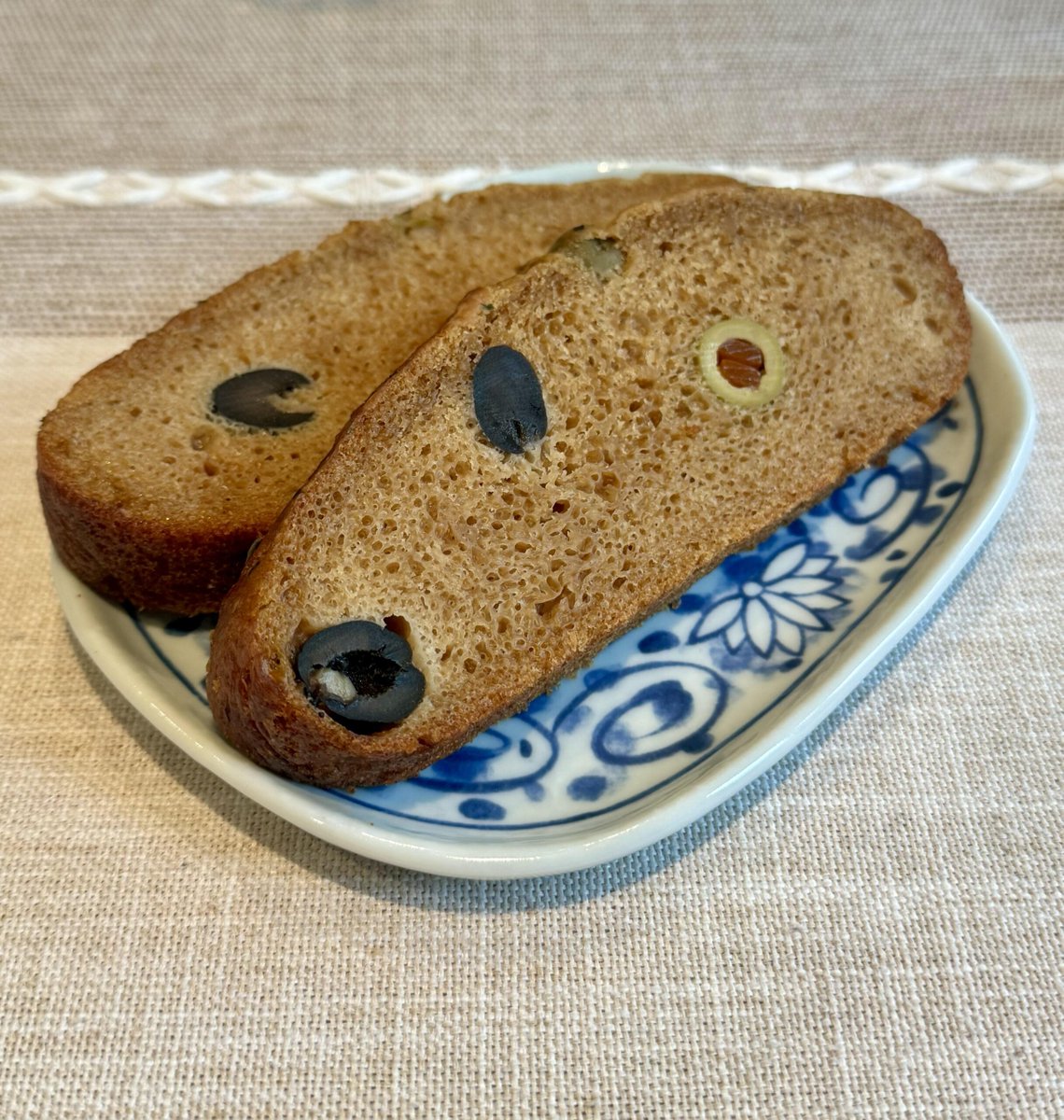 Miso Soup bread, with olives.
 
alojapan.com/1058116/miso-s…
 
#Food #JapaneseFood