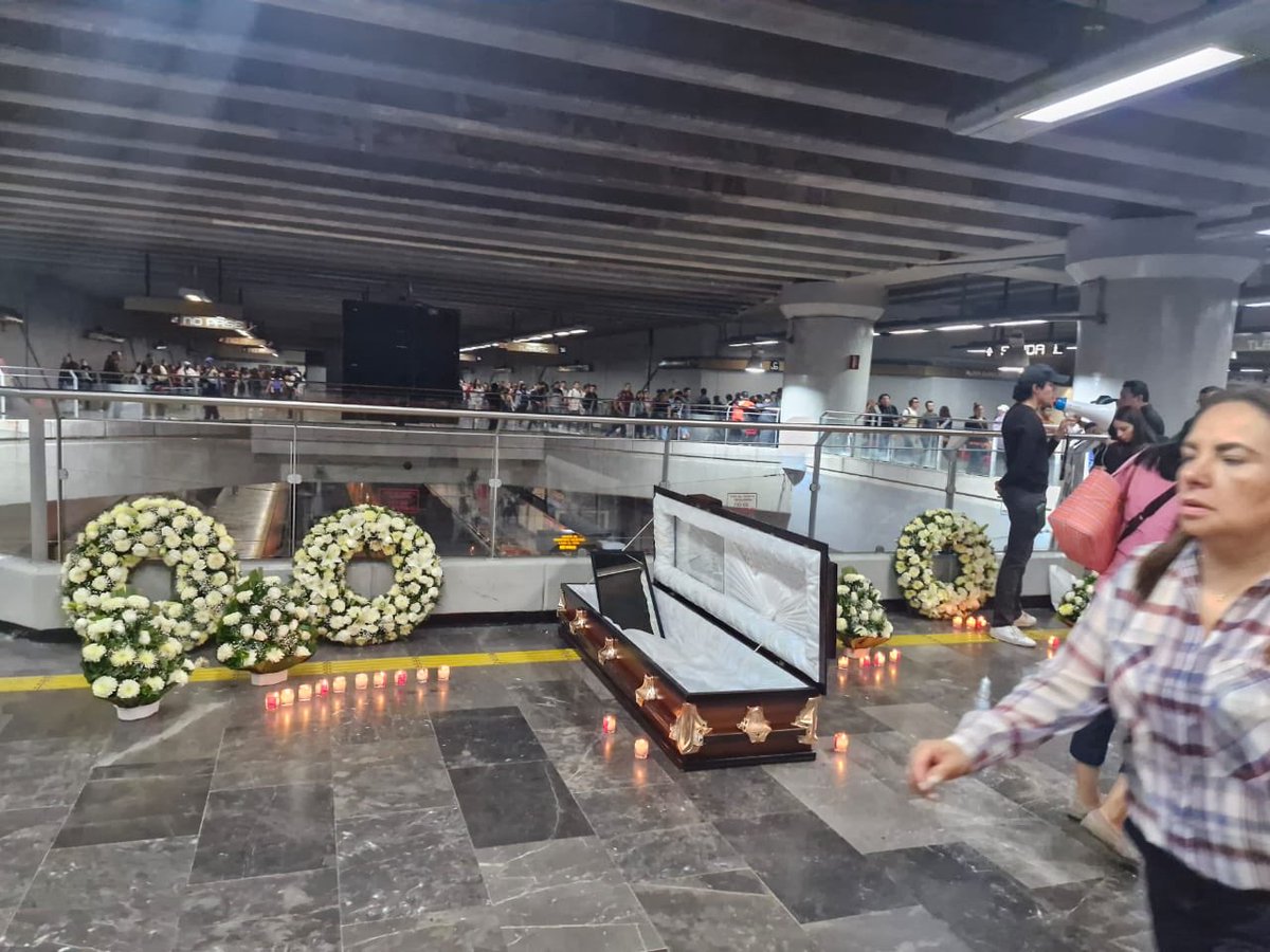 En el aniversario del colapso de la línea 12 del Metro, así amanece la estación de Mixcoac. 

Un ataúd con un espejo. Qué fuerte.