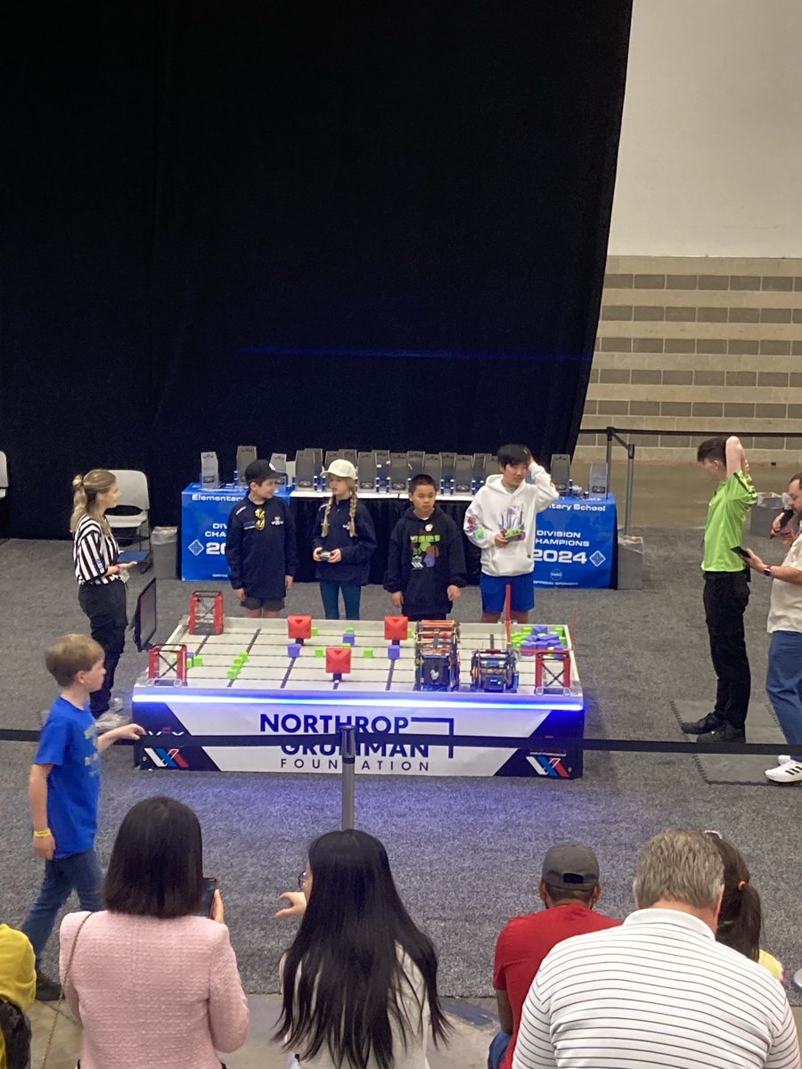 Penultimate match as ⁦<a href="/VEXRoboticsUK/">VEX Robotics UK</a>⁩ teams all showing amazing skills ⁦<a href="/VEXRobotics/">VEX Robotics</a>⁩ Worlds! Good luck all for the final day. 🤞😎