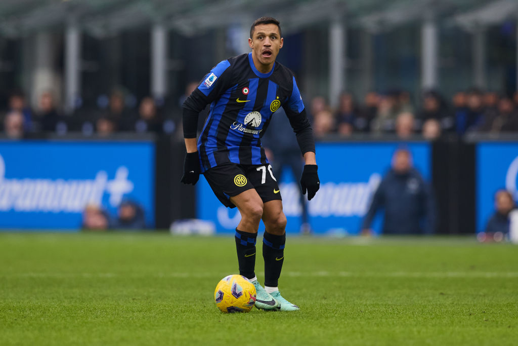 #Inter - Nell'allenamento di vigilia di #SassuoloInter tutti in gruppo tranne #Acerbi. Domani in porta ci sarà #Audero, a centrocampo #Frattesi e #Asllani titolari. Per la maglia accanto a #Lautaro favorito #Sanchez su #Arnautovic. ⚫🔵 [@MatteoBarzaghi]