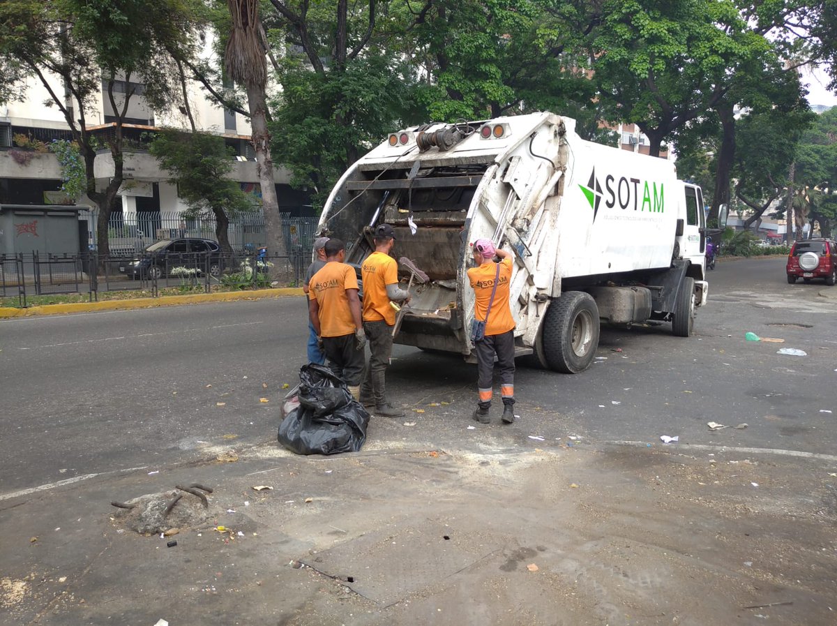 🧤🦺Atendiendo el llamado realizado por @fercast41 nuestras cuadrillas de Supra Caracas acudieron a realizar la recolección en: 🛣 Avenida Andrés Bello ✅📱Estamos recibiendo todos sus reportes y dándole atención a la brevedad posible. @gestionperfecta @AlcaldiaDCcs