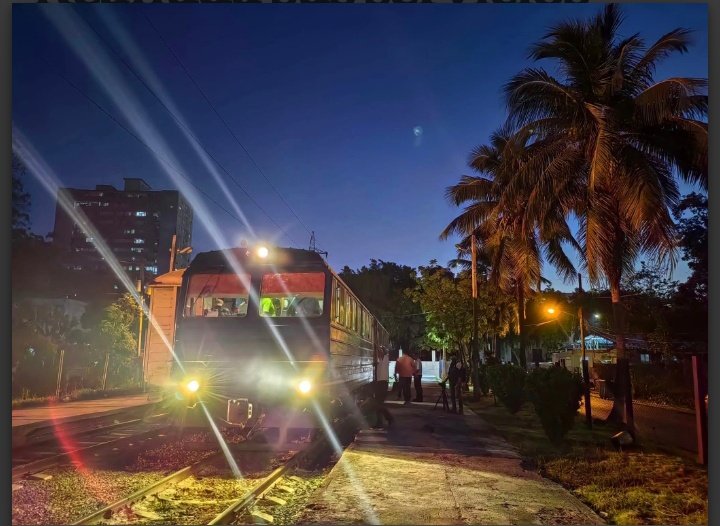 Después de un prolongado período, reanuda sus servicios el tren que realiza viajes desde San Antonio de los Baños hasta la estación 19 de Noviembre, en La Habana. Velar por la transportación de pasajeros es prioridad para el país y para la provincia #Artemisa