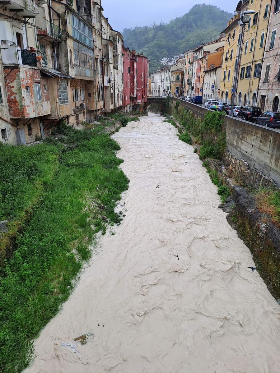 Questa succede al torrente Carriona a Carrara, inquinato dall'escavazione del marmo, quando piove.@ISPRA_Press @Minambienteita @FilBarbera @paolopileri_ @reportrai3 @WWF @CAI150 @Legambiente