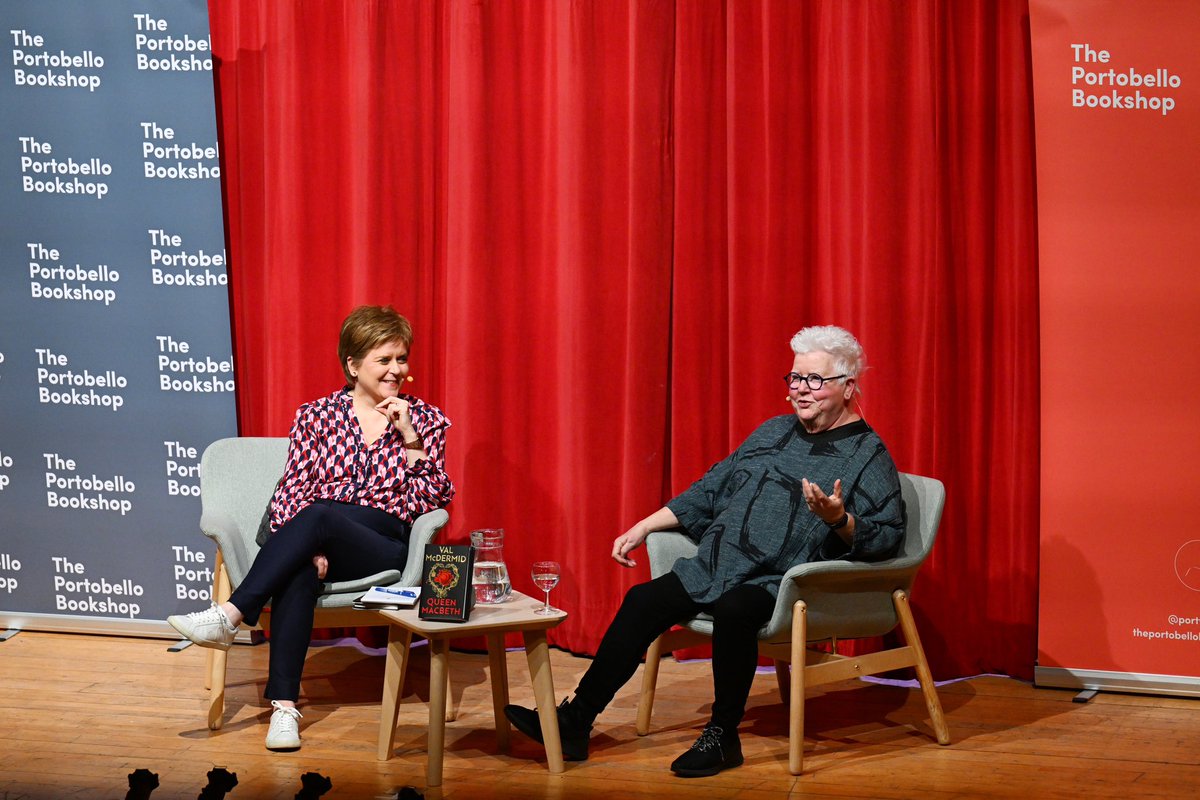 What an amazing night last night was at a packed @PortyTownHall, with 600 people turning up to hear @valmcdermid talk about her fantastic new book, Queen Macbeth, in conversation with @NicolaSturgeon. 📚 Thank you to everyone who came along! ❤️ 📸 by @GregMacvean