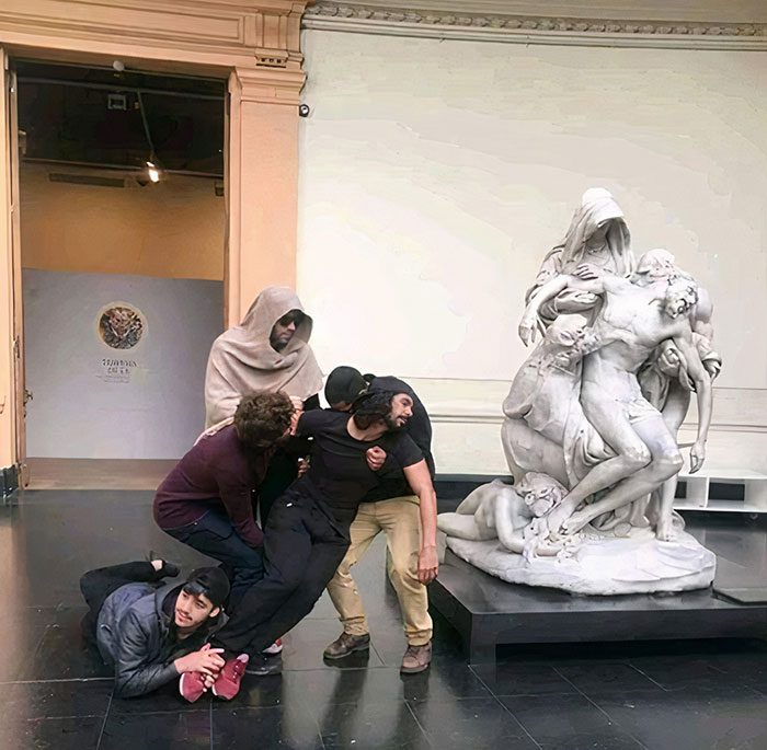 Would your group of friends reenact a famous statue? 🤣

#MuseumMemes #FunnyFriday