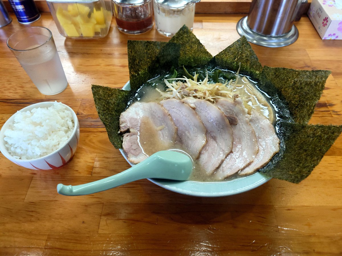 koukou_kun's tweet photo. 念願のラーメンショップ足利50号店さんに行ってきました😊
8時前に着いたので無料の半ライスもいただきました😋
醤油ネギチャーシュー海苔増しを注文。多くは語りませんが、美味かった。ニンニク入れなかったラーショは初めてかな🤔
 #ラーメン
 #ラーメンショップ
 #ラーメンショップ足利50号店 https://t.co/sJXudRbGTP