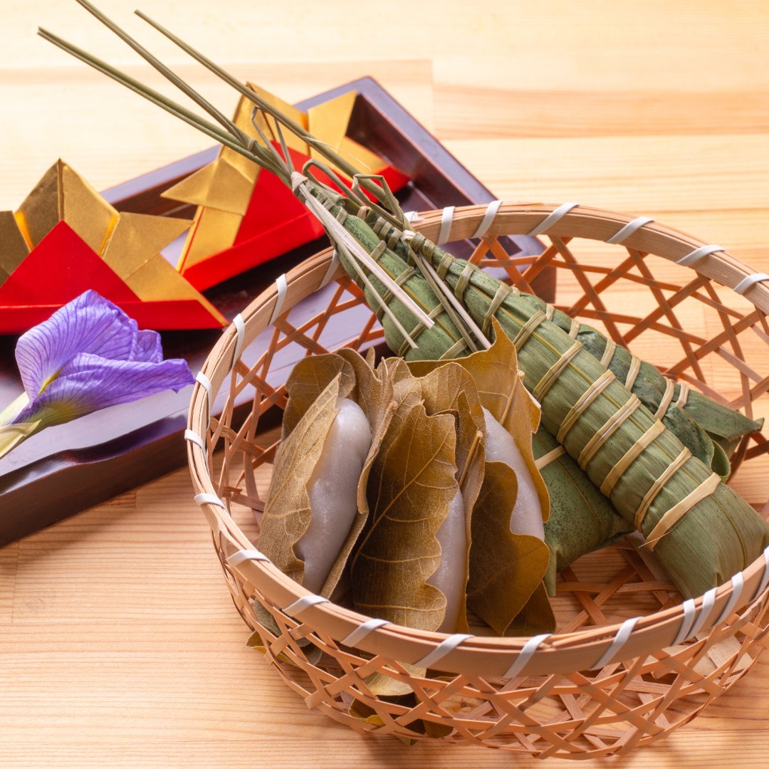 DYK the seasonal #wagashi eaten in Japan during #GoldenWeek? Kashiwamochi (かしわ餅) - a sweet rice cake wrapped in oak leaves, symbolises the arrival of spring and wishes for prosperity. Chimaki (粽) are triangular rice cakes which symbolise unity and strength of the household.